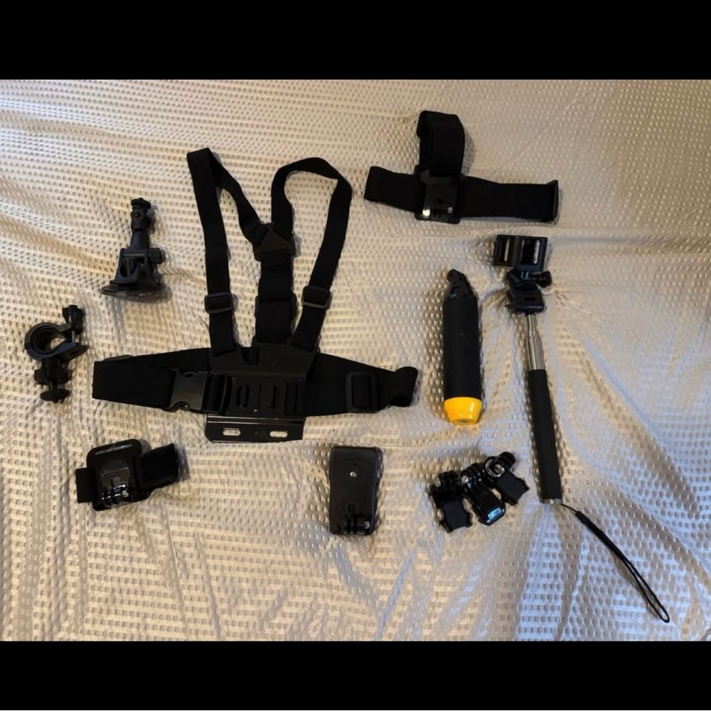 Go Pro Hero 4 Session
Waterproof up to 33 feet (10 meters)   
1080p HD video